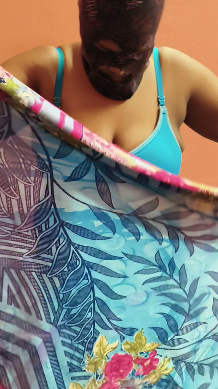 Jessika: Chubby Stepmom Hot Saree Changing