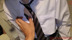 Japonica study book: Crudă într-o toaletă publică Fată cu păr scurt