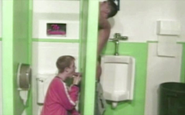 Young straight boy masturbation: トイレの栄光の穴にまっすぐ吸い込まれて...