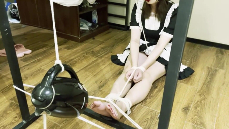 OrangeXXOO: Рот горничной можно начинить чем угодно