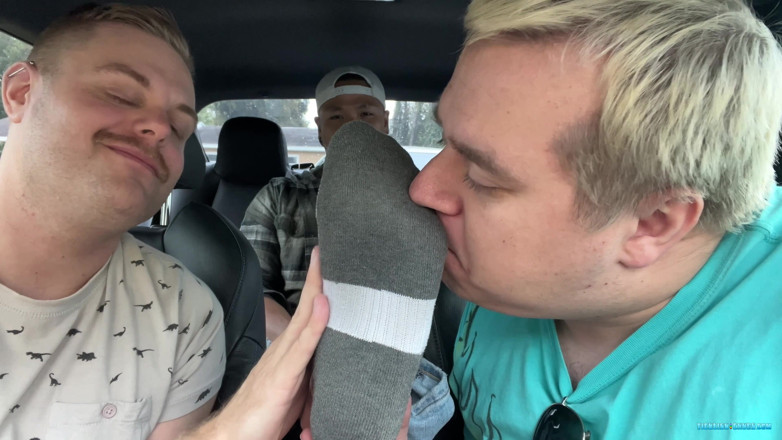 Ticklish Chubs: Snyft: Milus plătește cu picioarele lui