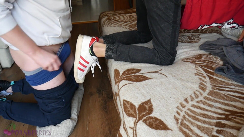 Ethan Alex: Zapatillas y calcetines sudorosos trabajando con el pie, semen en...