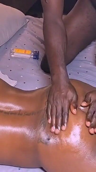 Masajeando y follando a esta diosa negra