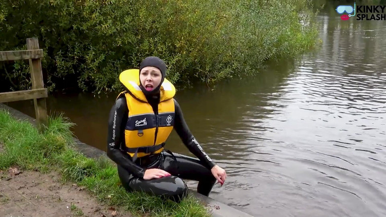 UKCuteGirl: Lifejacket &amp; cosy wetsuit menyelamatkan lucy dari bencana sungai