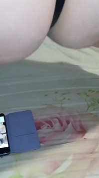 Sleduji a masturbuji, jak moje macecha šuká moji nevlastní sestru tvrdě straponem