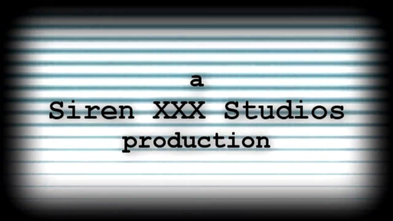 Siren XXX Studios: Dos milfs chorros y fisting en club
