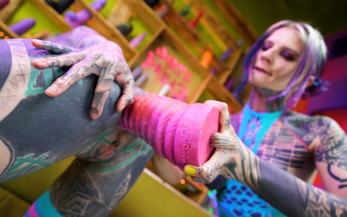 Anuskatzz: Awek alternatif mencuba mainan gila dan bermain dengan dubur mereka