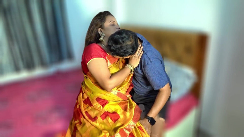 suchismitasarkar: Suami keluar lebih awal dari kantor dan meniduri istrinya