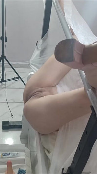 Bác sĩ phụ khoa đã sử dụng gel để kiểm tra người phụ nữ trẻ