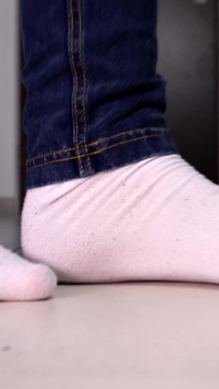 Obnošené bílé ponožky POV škádlení s jejími velkými nohami
