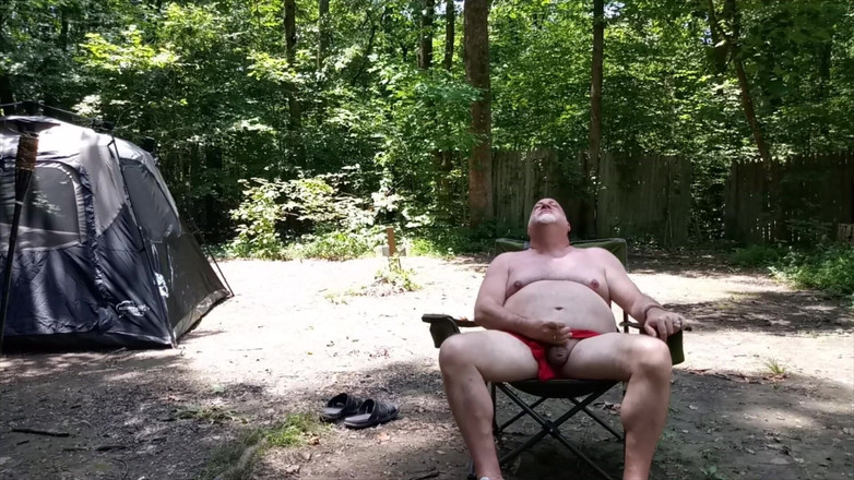 beardaddychub: Un ours se branle dehors et un inconnu l’attrape