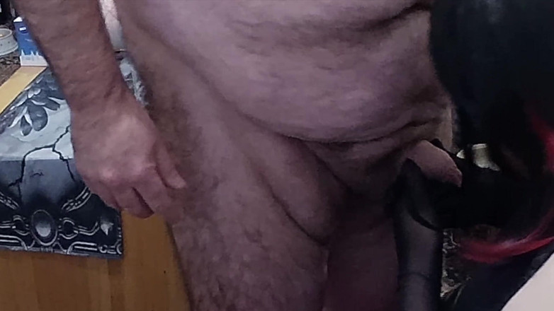 Aaexperinces trans: Lanista björn, låter Stephanie ge honom en BJ medan han...