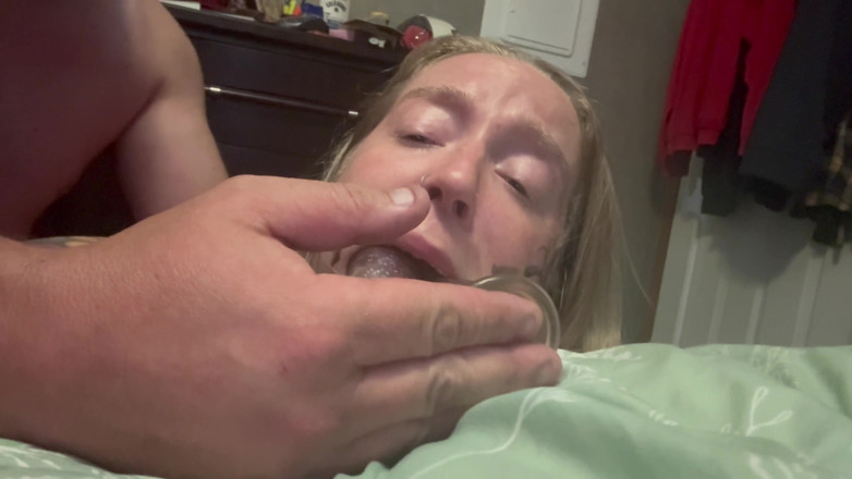 Daddy Pierz: Questa puttana prende due dildo nel culo e nella bocca....