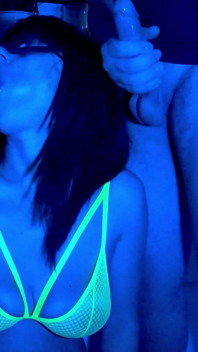 Ehefrau lutscht 2 schwänze im Neonlicht. Dreier. Komplette Szene. Episode 4641