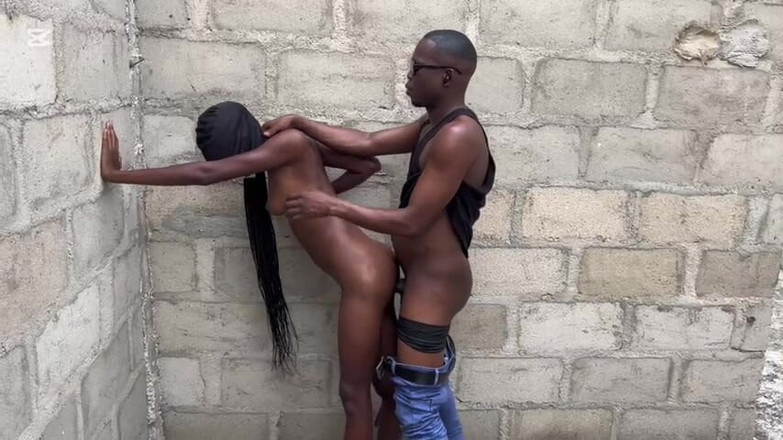 Gifttoobaby: Potkal ji v nedokončené budově a pověsila ji slime pas