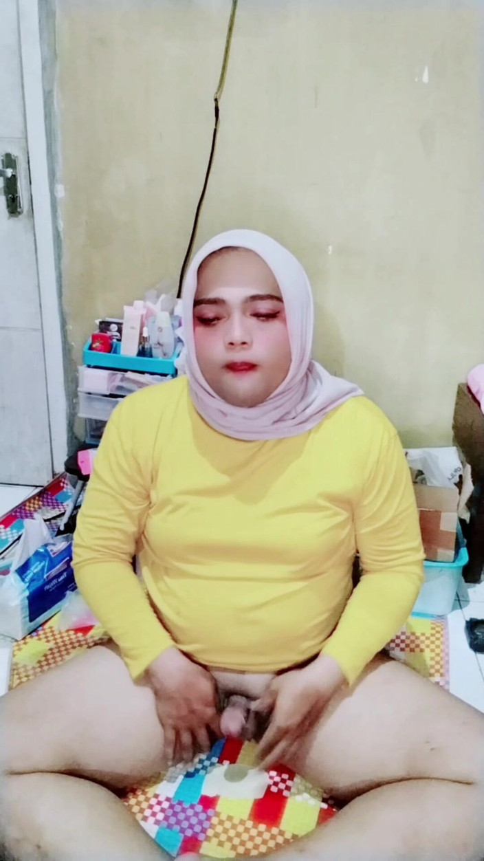 Ivvy Crossdresser: Ivvy Hijab transvestã¤t in jeans und masturbiert dann