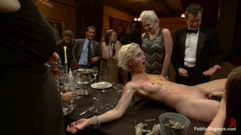 Public Disgrace by Kink: Le dîner