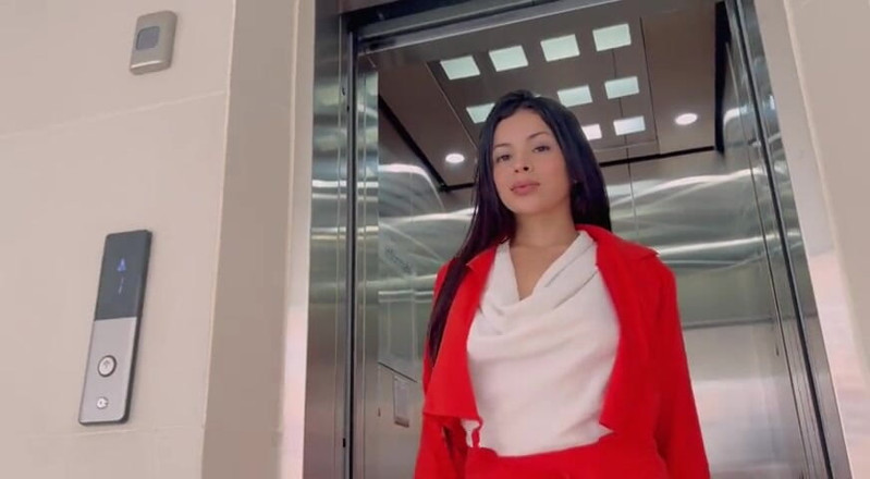 Santyx13: Kimse bizi izlerken prezervatifsiz myboss ofisinde vajinamı kırıyor