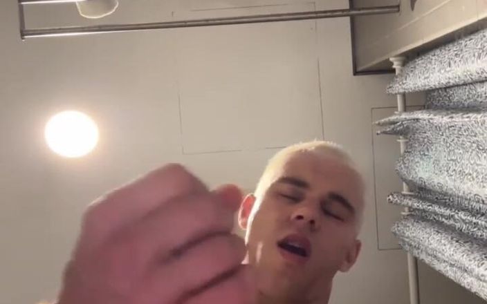 Max_Russell: Я пошла в туалет в хостеле и решила подрочить там