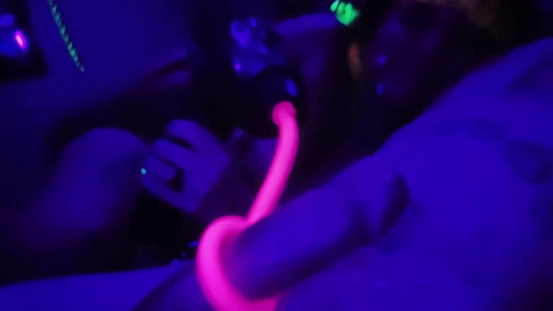 Yallternative Couple: Blacklight Goth Girl z neonowymi krawędziami włosów Wielki kutas z...