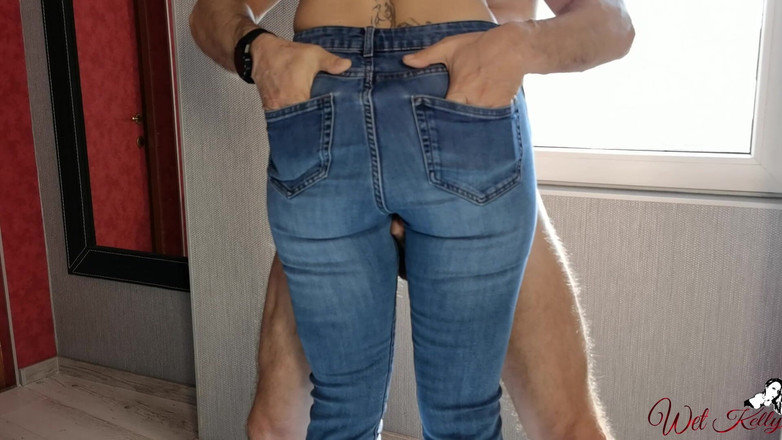 Wet Kelly: 穿着蓝色牛仔裤的热辣熟女干屁股硬鸡巴