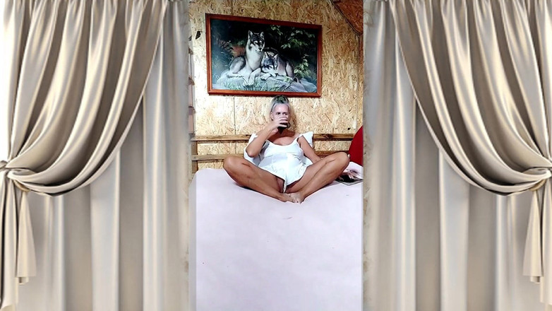 Lukerya: ホットな主婦ルケリヤ。朝の考えの後、紅茶を飲みながら軽く言い合う。