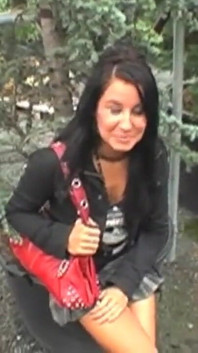 Freches brünettes mädchen lässt heißes sperma squirten, indem sie seinen schwanz lutscht