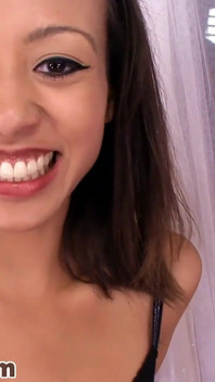 Drobná asijská Nila Nicole POV kouření