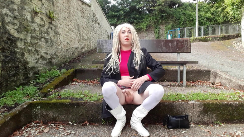 The Midnight Minx: Themidnightminx chillen op een bankje
