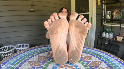 Mr Dimples: Předvádím své špinavé nohy