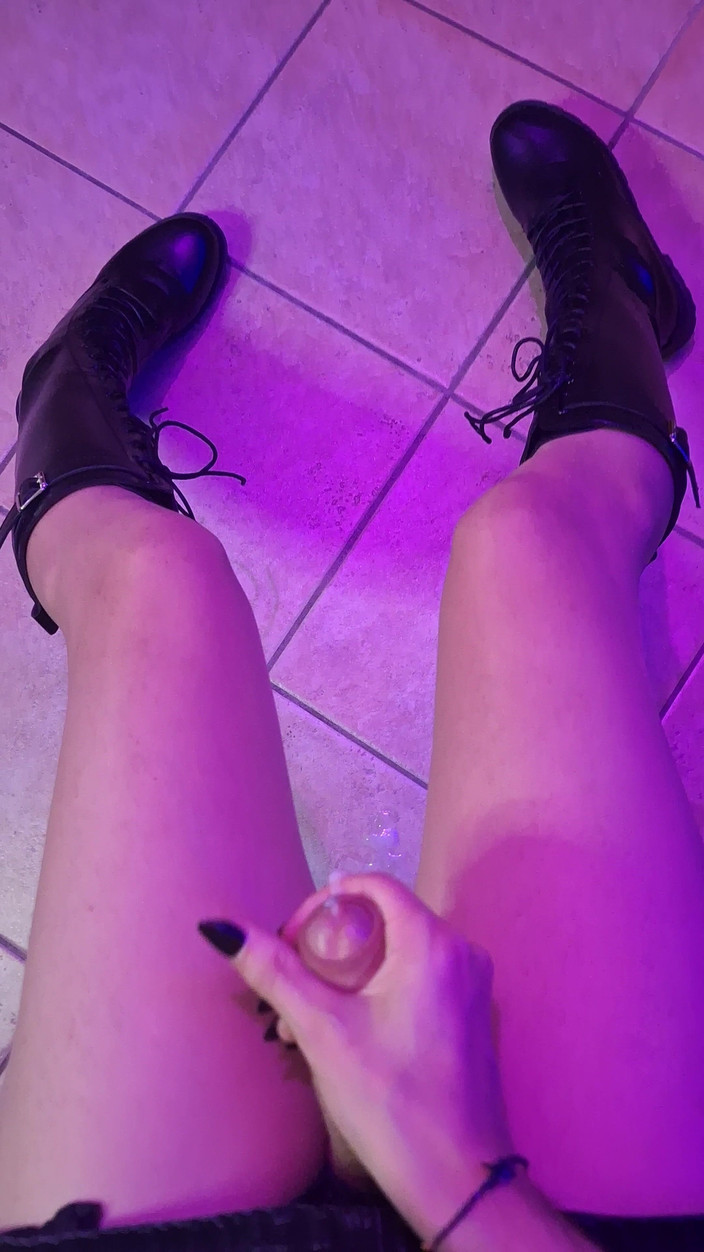 cutiepantie69: パンストを履いた売春婦がブーツでオナニーし、絶頂します