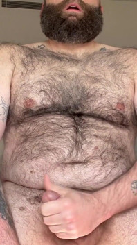 털이 무성한 곰 아빠는 구멍과 사정을 만져