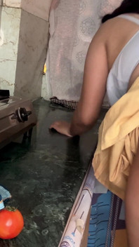 Bhabhi Priya bộ ngực to mới cưới để cậu bé hàng xóm đụ trên khán đài nhà bếp