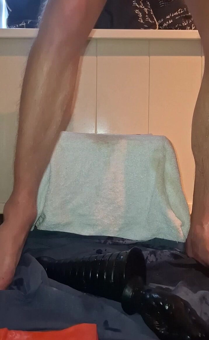 NoFace Twink X: Solo-schwules analspiel - riesige dildos und pissender orgasmus