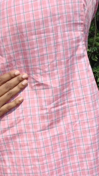 Studentessa di college con uniforme lesbica all'aperto