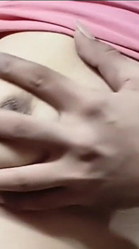 Il ragazzo sconosciuto entra in una casa di una ragazza non americana, e fa una scopata bollente con la ragazza bollente