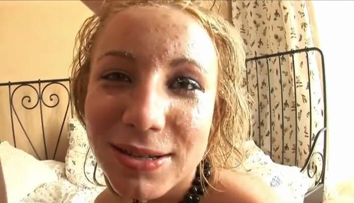 Young Sinner: Blondă sexy penetrată dublu cu vibrator