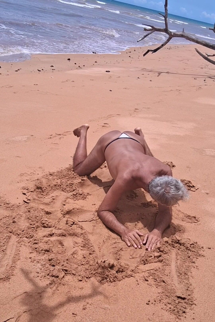 Ladysilvas: Ladysilva na pláži v bikinách si užívá slunce na svém...