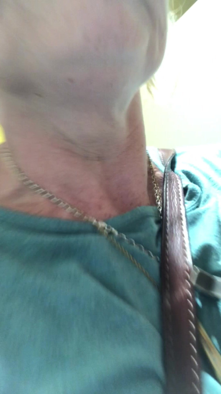 Pissing Paradise: 24시간 이상 여행한 후 공항에서 집으로 가는 길에 오줌 싸기