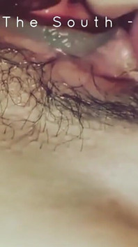 Cipka jedzenia cumming w środku