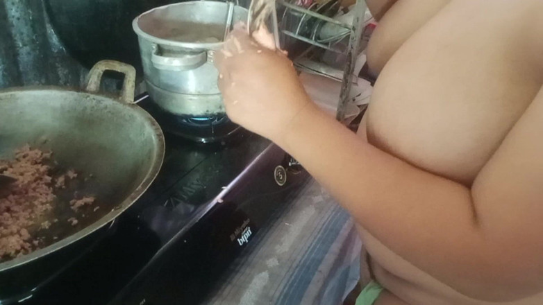 Citra: Menelanjangi ibu mertua yang sedang memasak