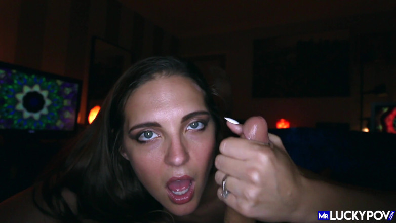 Mr.Lucky POV: Casada puta Sadie é uma engolidora de porra