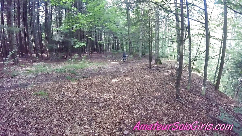 Amateur Solo Girls: 成熟した男は女の子が森で自慰行為をするのを見ます