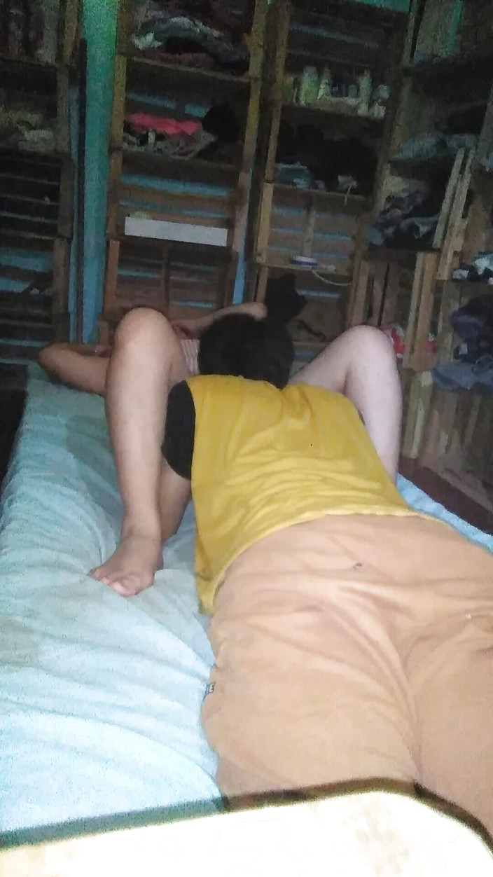 Fitcure1: Teman lelaki menghisap saya di katil