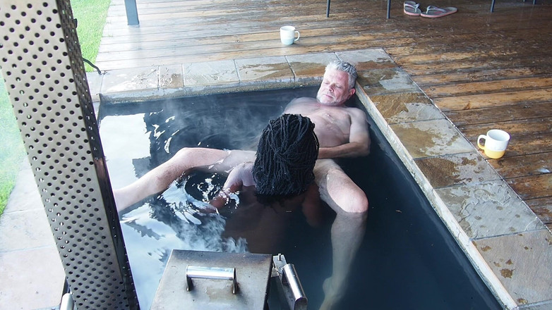 Black Swan: 朝霧の魔法のホットワイフがプールで犯される