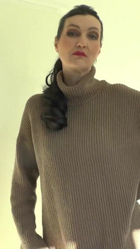 Squirt di sweater saya! Lady Victoria Valente Dalam Sweater Turtleneck Tebal