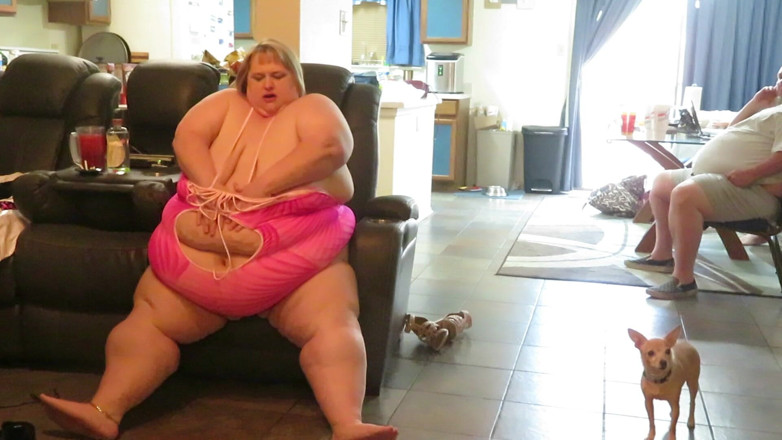 BBW nurse Vicki adventures with friends: Culona afortunada Lexxi frota su gran barriga para