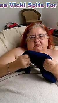 Krankenschwester Vicki gibt vor, auf dich zu spucken!