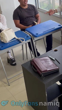 Gli studenti sedurgono l'insegnante