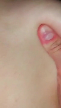 伸展继妹的乳房